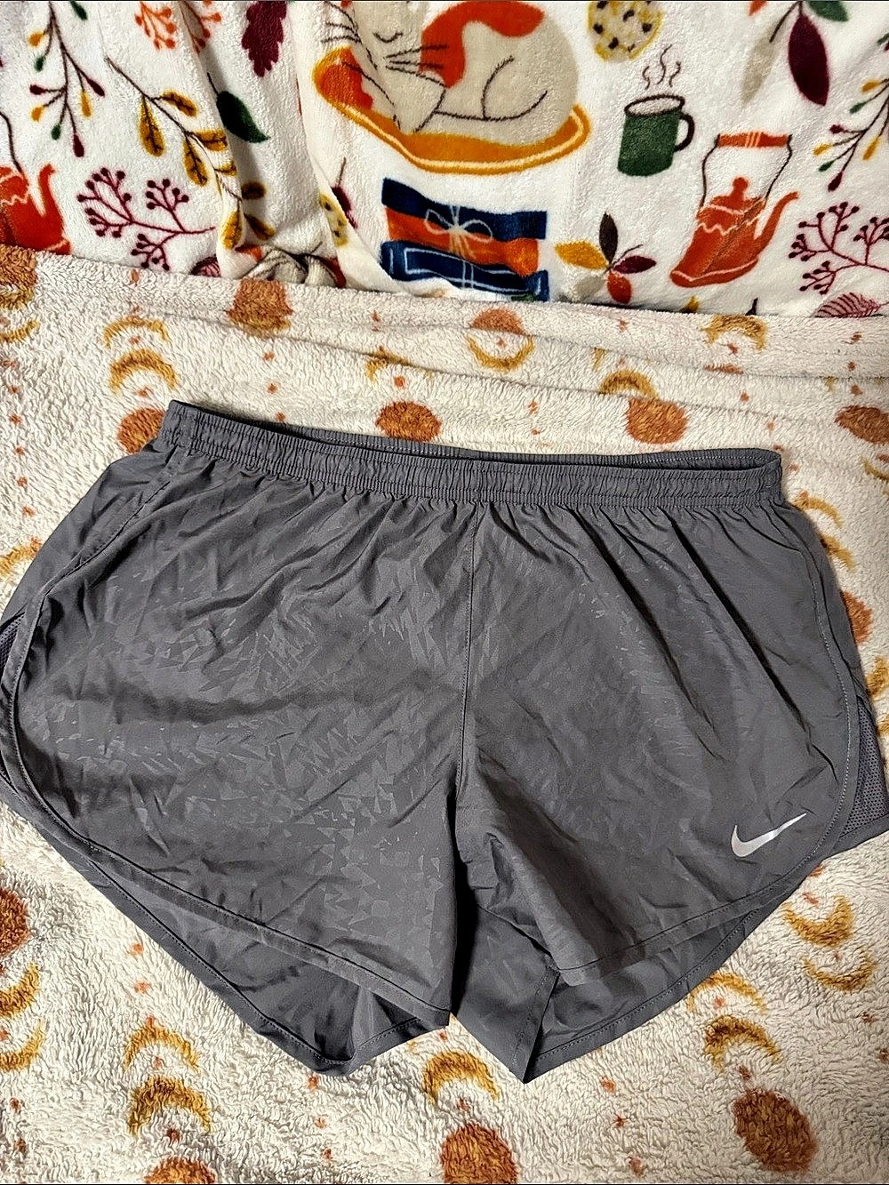 Nike Dri-FIT Athletic Shorts in Gray Size Large